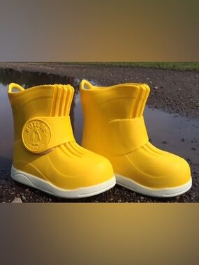 ☔️🌦️💧 Butler Overboot, Rain Boots for Girls and Boys, Yellow Sunshine Size 9